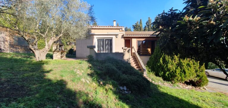 Spacieuse Villa 4 faces type T5 sur un terrain de 2200m²  environ avec puits